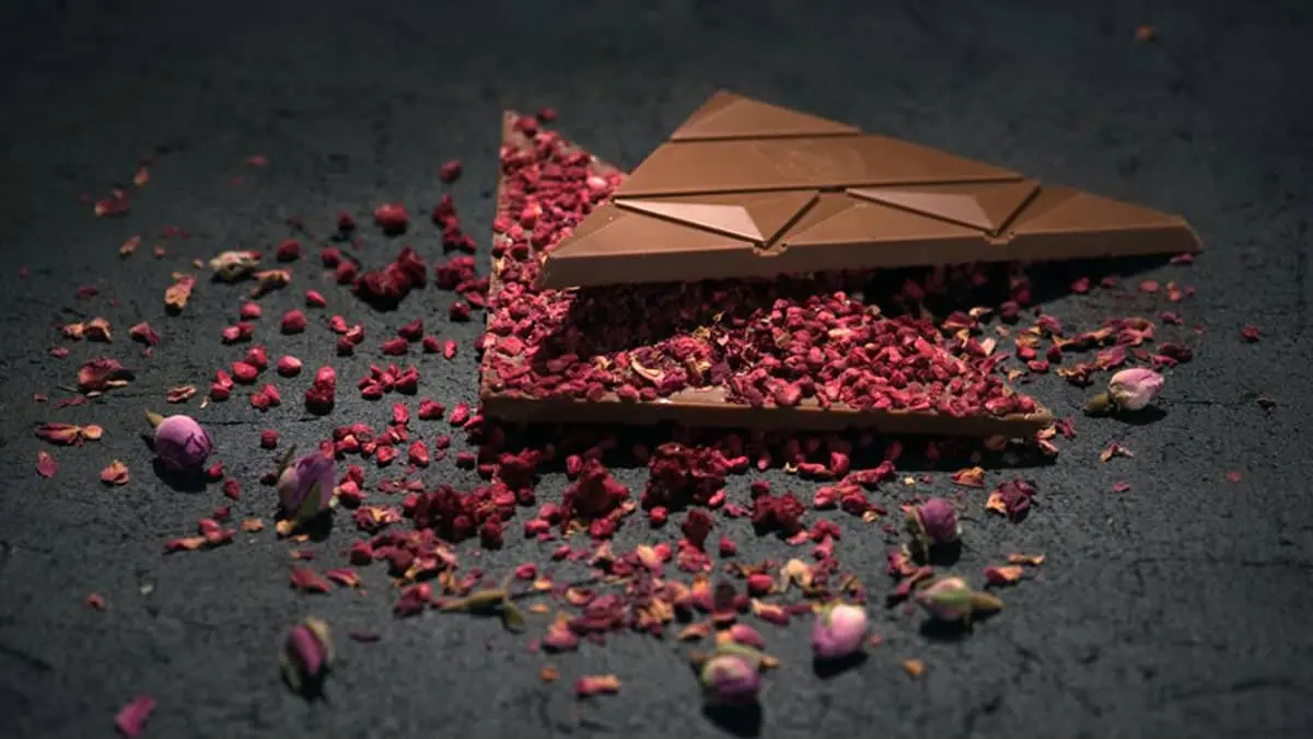 Aguara mlečna čokolada sa malinom, višnjom i laticama ruže