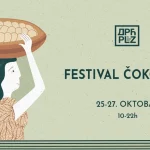 Najava za Festival čokolade na Dorćol placu. Zelena pozadina sa devojkom koja na glavi nosi plod kakao.