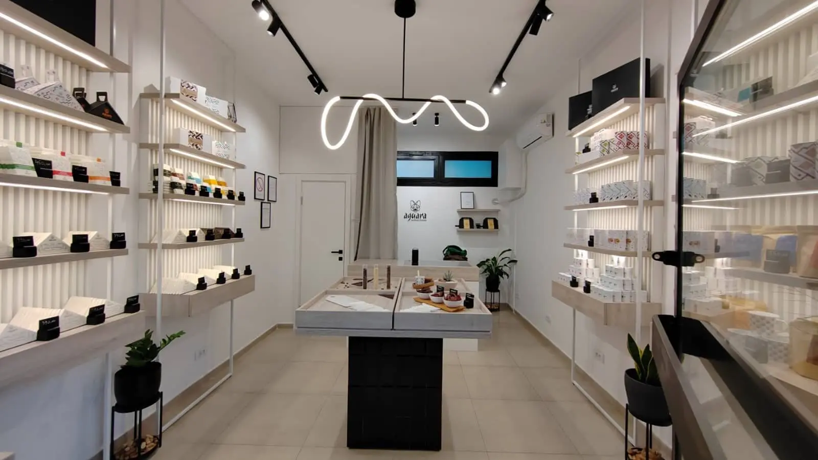 Otvaranje Aguarine prodavnice. Enterijer pre otvaranja.