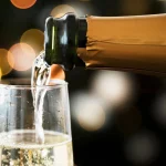 Penušavo vino i čaša.