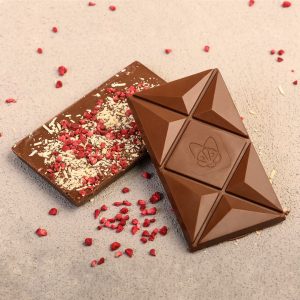 Mlečna čokolada sa kozjim sirom i malinama