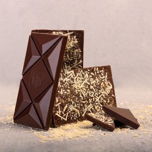 Aguara tamna čokolada sa geografskim poreklom sa Madagaskara, kozjim sirom i zelenim kardamonom