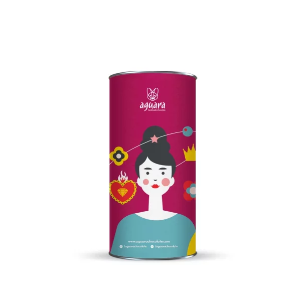 Tuba u kojoj se nalazi osam Aguara čokoladnih kuglica. Na etiketi se nalazi ilustracija žene inspirisane Fridom Kalo. Oko njene glave se nalaze cvet, srce, kruna.