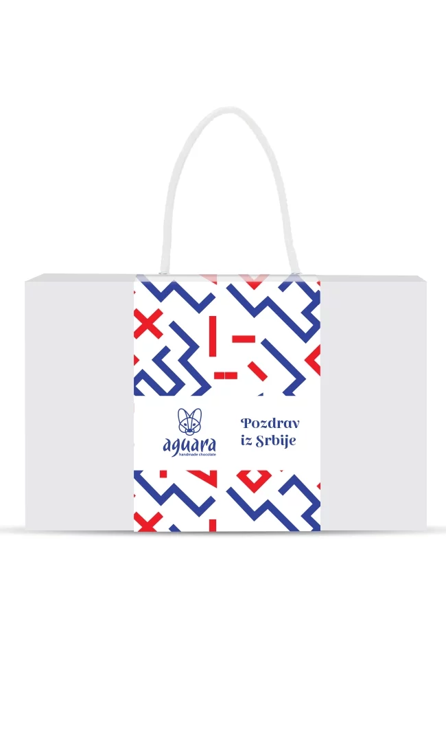 Aguara poklon pakovanje sa drškom Pozdrav iz Srbije. Na pakovanju se nalaze plavo crvene šare.