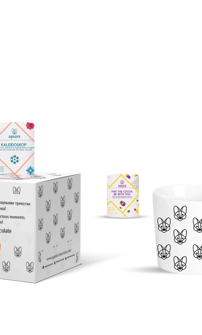Set pakovanje u kojem se nalaze aguarina šolja za kakao i četiri mala pakovanja sirovog organskog kakao praha.