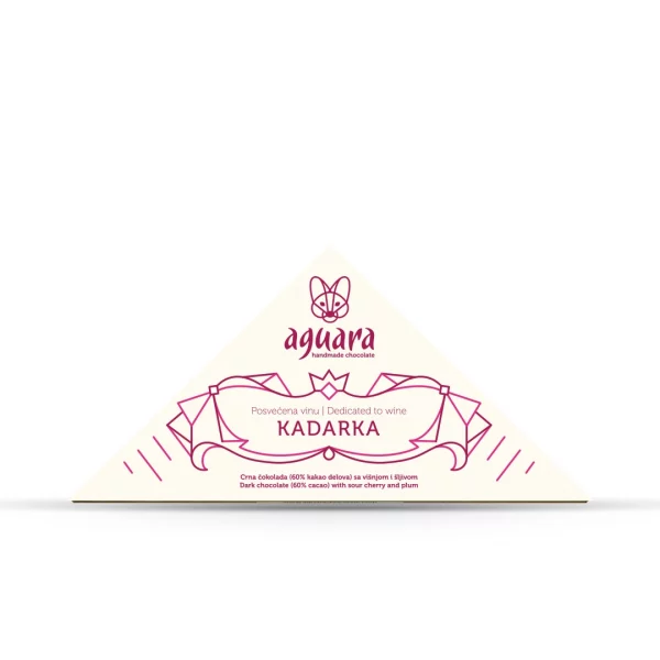 Trouglasta čokolada čokoladeposvećene vinu Kadarka. Na ambalaži se nalaze linijski elementi koji predstavljaju elemente srpske tradicije.