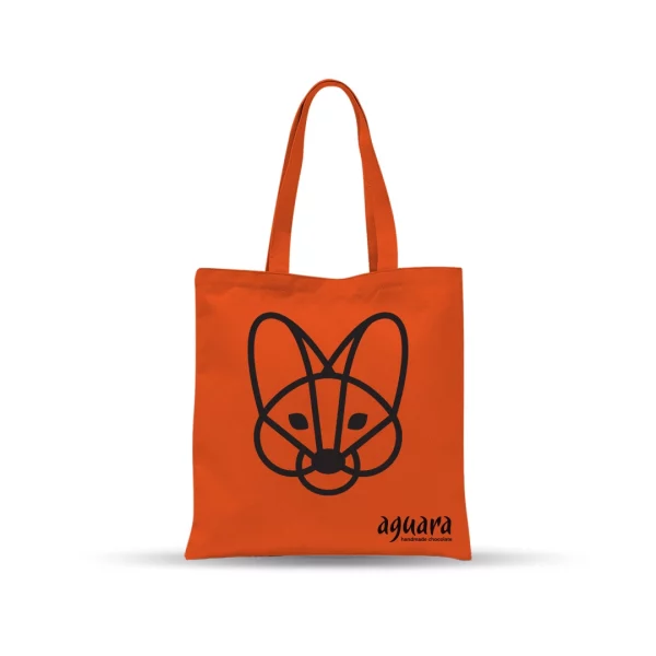 Aguarin ceger narandžaste boje sa velikom glavom Aguare. Ceger se nalazi u studiju.