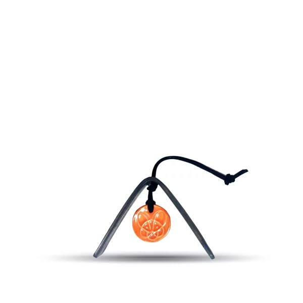 Aguara chocolate novogodišnji ukras za jelku. Trougao koji simbolizuje aguarinu trouglastu čokoladnu tablu i narandžasti medaljon sa aguarinom glavom.