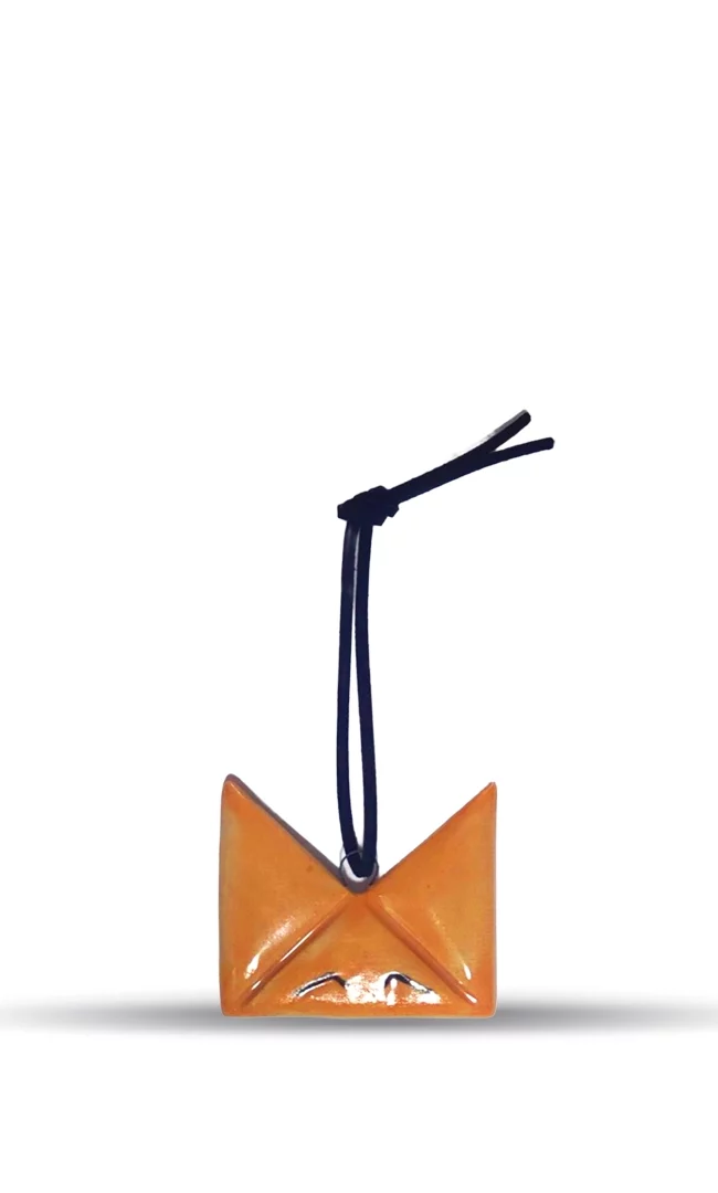 Aguara chocolate novogodišnji ukras za jelku. Stilizovane aguarine uši u narandžastoj boji sa dva linijska oka.