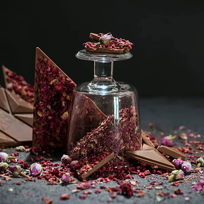 Aguara čokolada sa malinom , višnjom, sušenim laticama ruže koja se slaže sa crvenim vinom crna tamjanika, kako upariti vino sa čokoladom, degustacije i radionice u Aguarinoj prodavnici čokolada