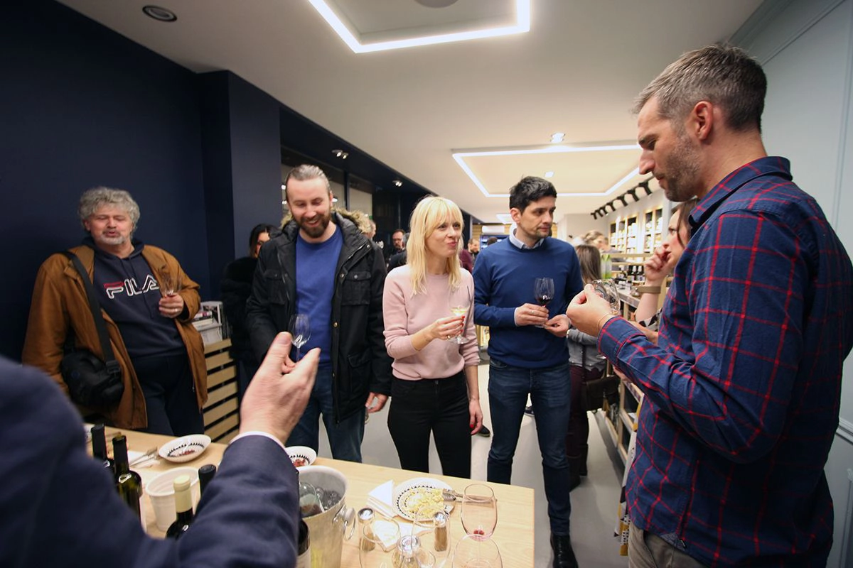 Deljenje utiskaa sa degustacije čokolada sa vinima.