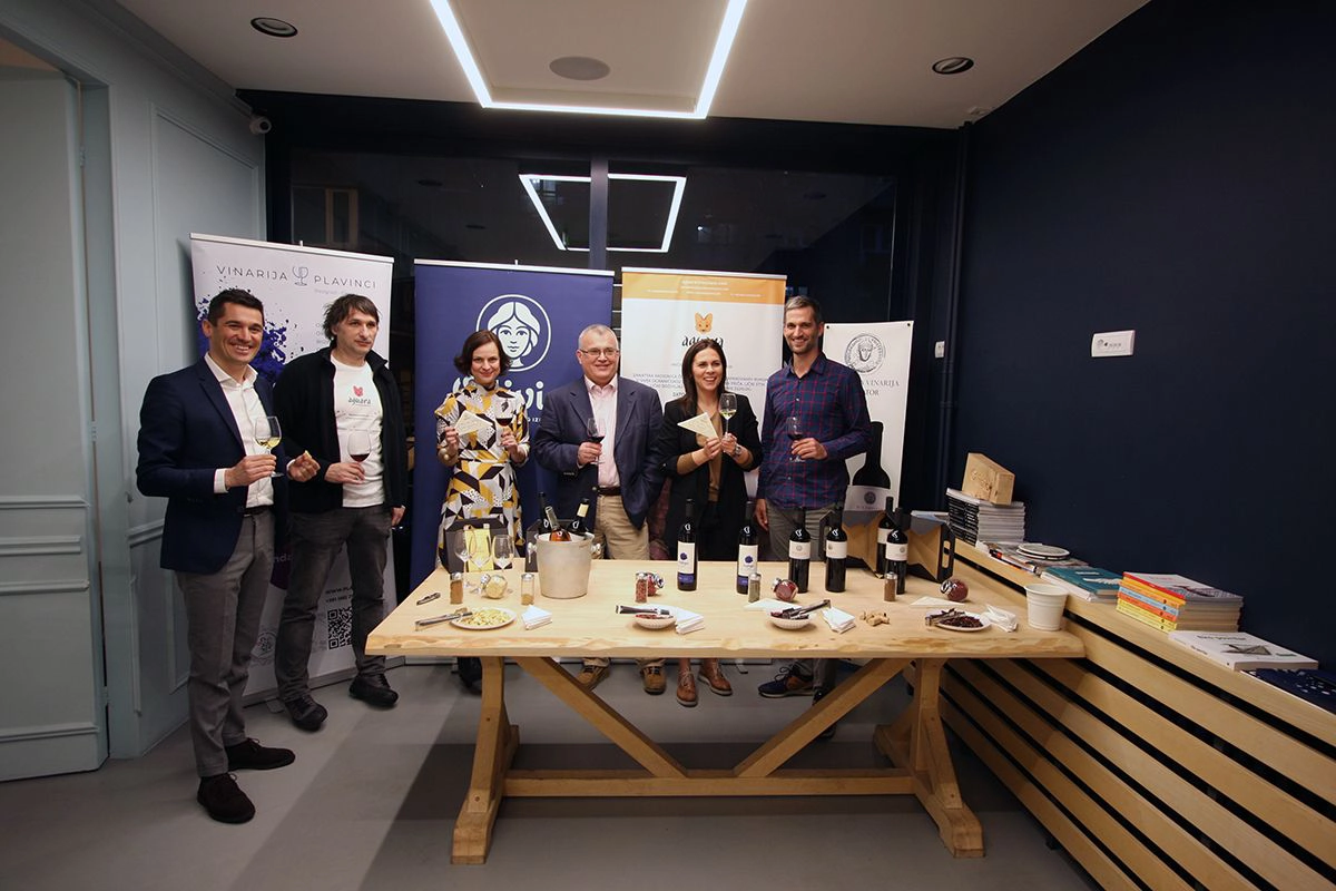 Olivia market degustacija Aguara čokolada i vina različitih vinarija, tim Olivia marketa i Aguara choclate tim.
