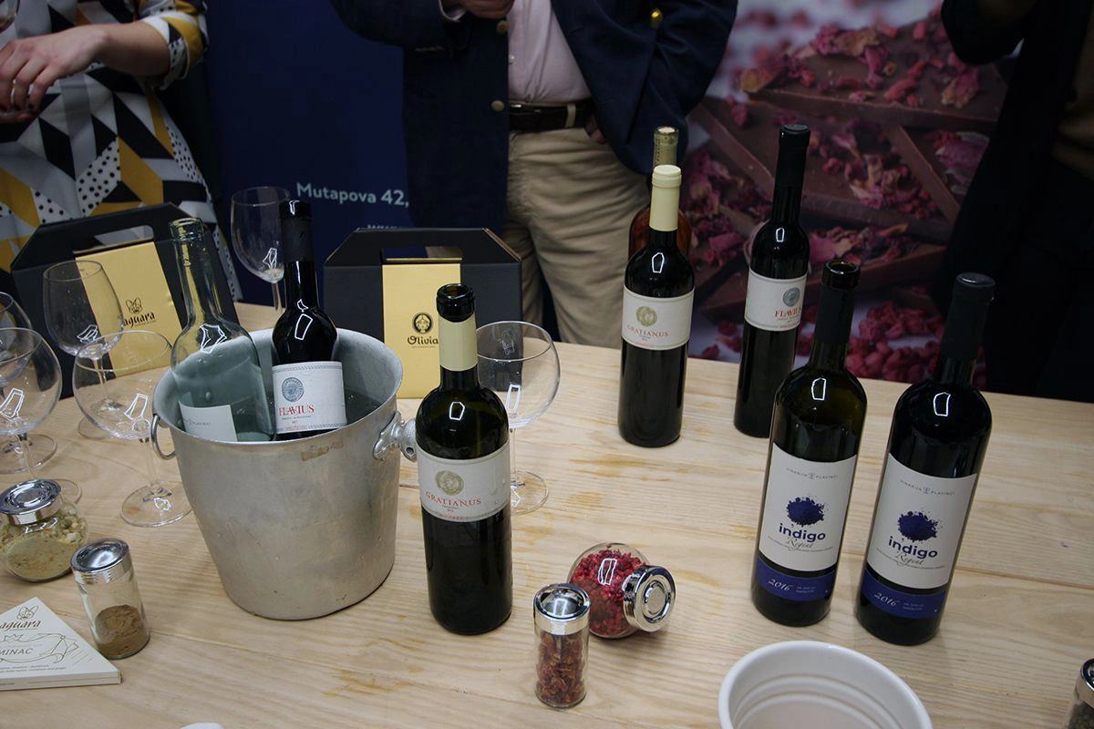 Olivia market degustacija Aguara čokolada sa vinima različtih vinarija iz Srbije.