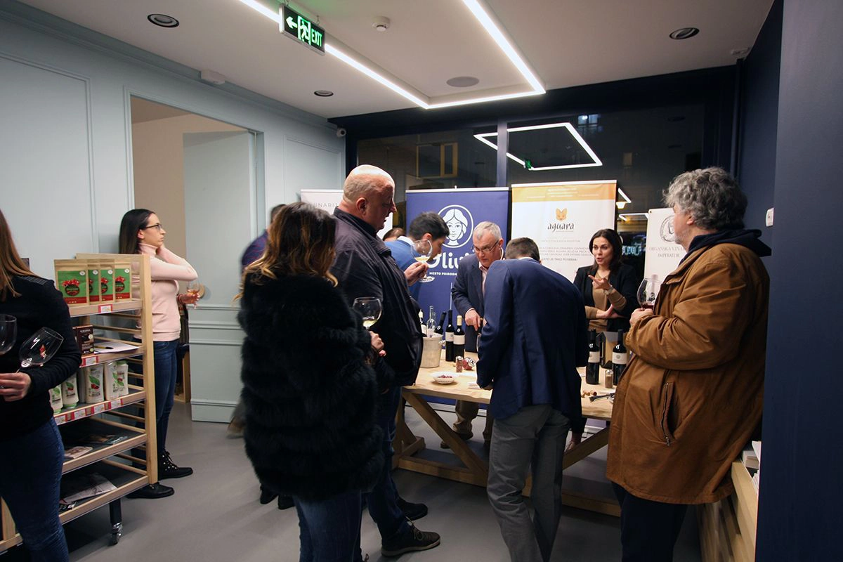 Degustacija Aguara čokolada i vina u Olivia marketu, različiti proizvođači vina, Aguara čokolade koje se uparuju uz vina